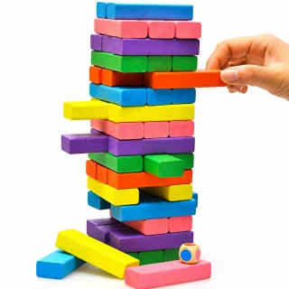 Jenga koka torņa spēle, krāsainas koka klucīšu būves, koka kraušanas spēle