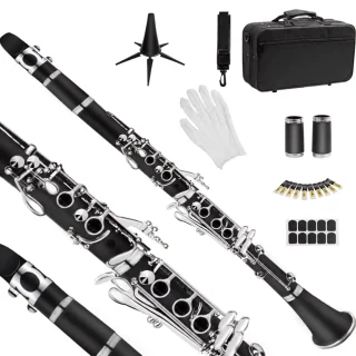 B bemola klarnete komplekts ar piederumiem, klarnete B bemol tonī ar somu un kopšanas rīkiem, B bemola pūšamais instruments